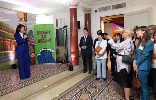 윤석열 대통령과 함께 프랑스를 방문한 김건희 여사가 20일(현지시간) 파리 주프랑스 한국문화원에서 '2023 한국문화제 테이스트 코리아' 부산 특별전을 관람하기 전 부산과 한국에 대해 소개하는 인사말을 하고 있다.  연합뉴뉴스